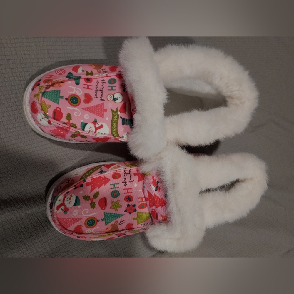 Size 40(8.5) fuzzy christmas shoes